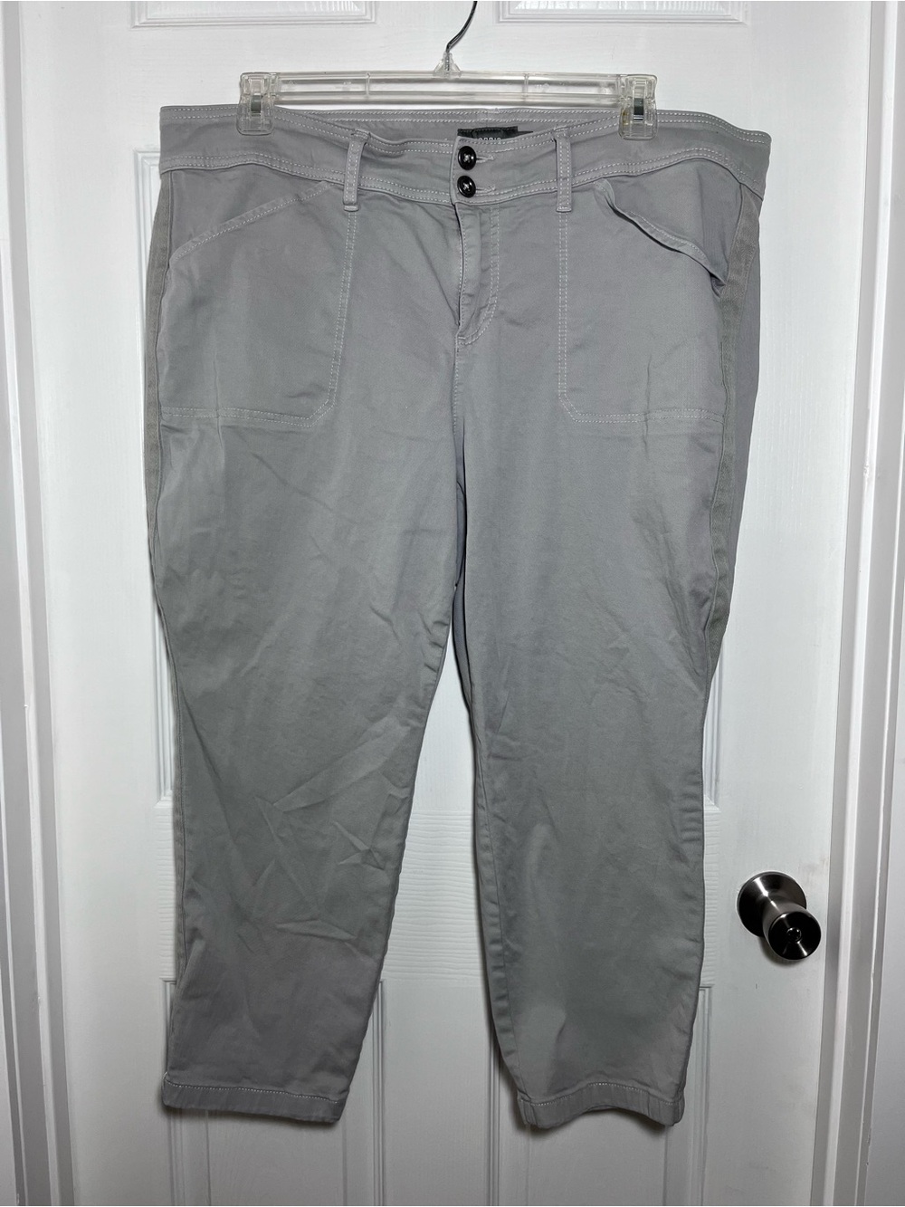 torrid Light Gray Cropped Straight Capris Pants